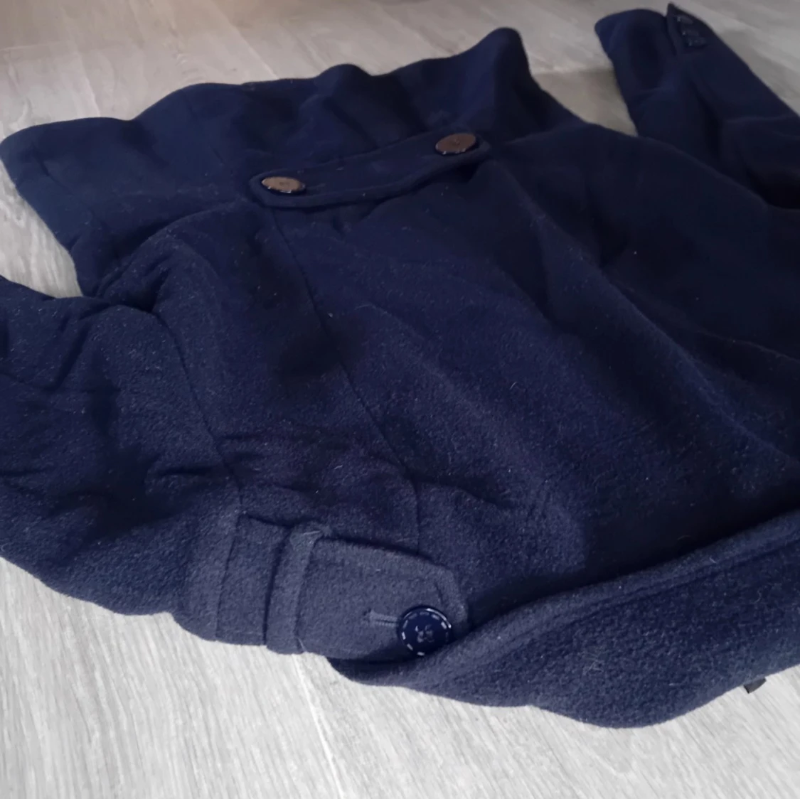 Mörkblå kappa med knappar - 91