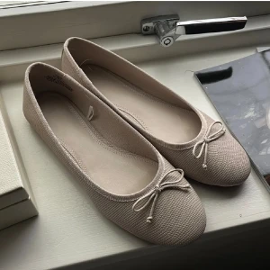 Ballerinaskor - Aldrig andvända, så bra snygga!! Storlek 40 men lite små i storleken så passar 38/39❤️