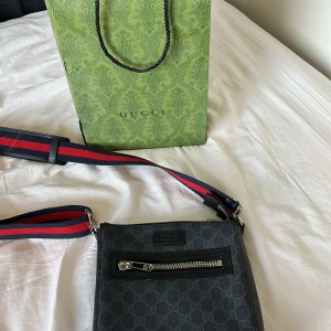 Axelväska  - Hej, jag säljer min svarta axelväska pågrund av lite användning 