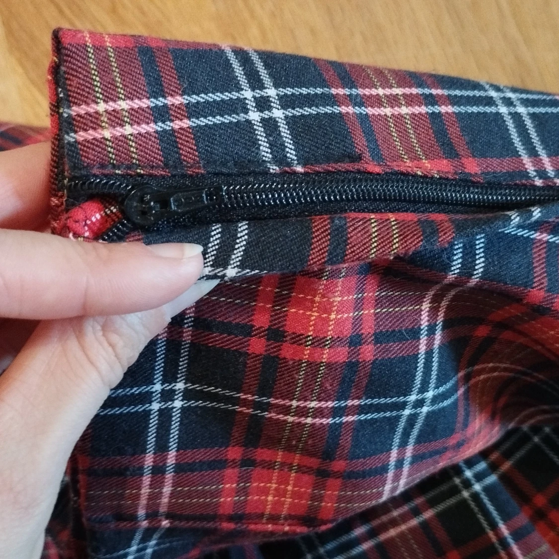 Rutig röd plisserad kortkjol - 2