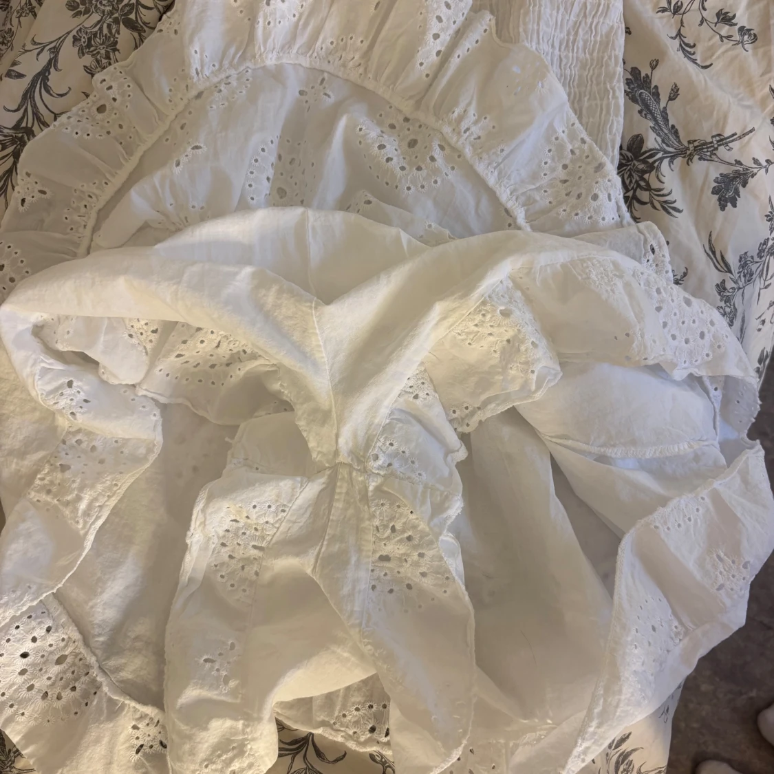 Vit kort klänning med volanger - 1