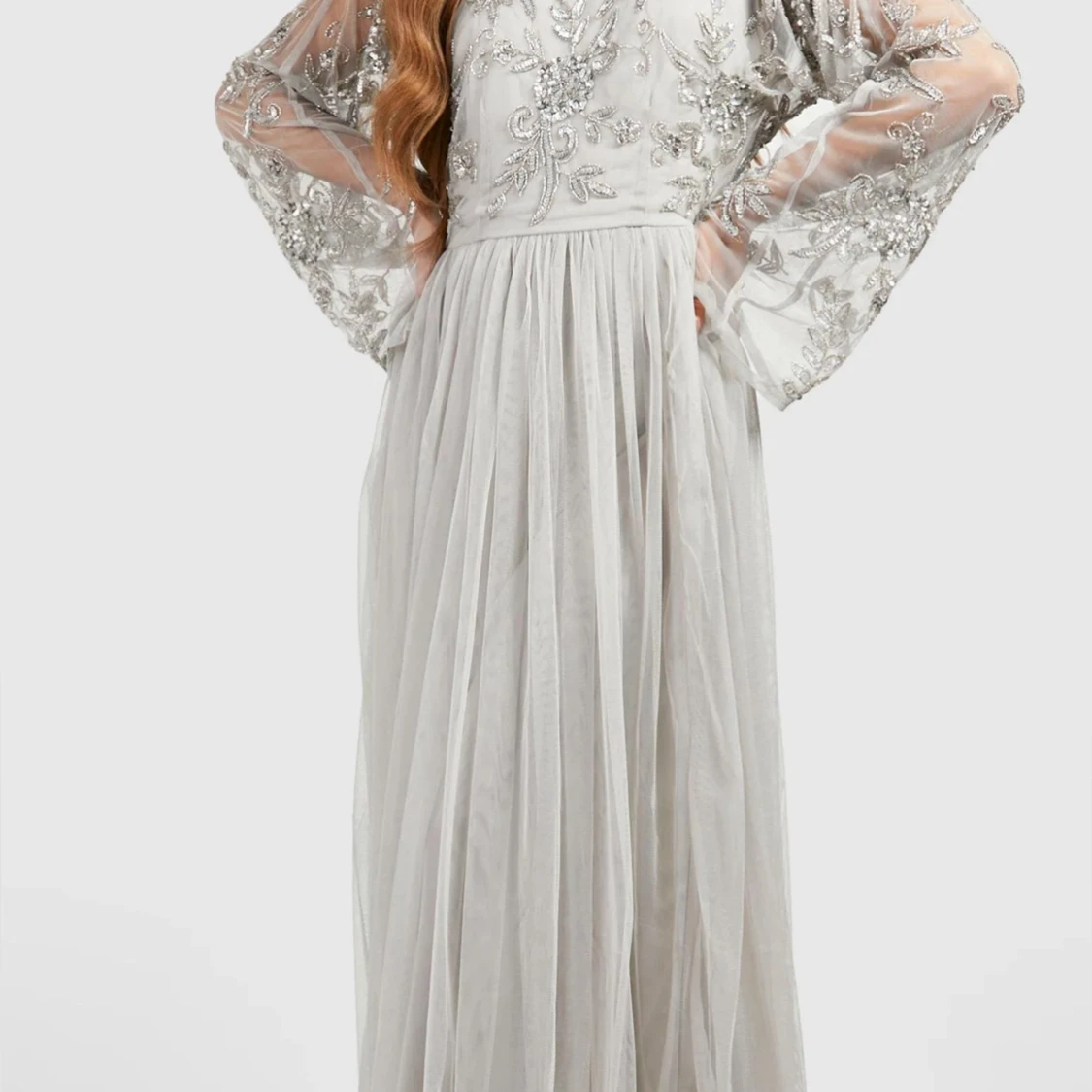 Ljusgrå långklänning med broderier - 3