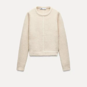 Beige stickad tröja från Zara - Snygg beige stickad tröja från Zara. Säljer pga ingen användning!
