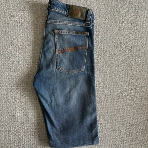 Nudie Jeans - 🧵 Märke: Nudie (Tilted Tor) 📏 Storlek: W30 L33 ✨ Skick: Mycket gott skick / Nästan som nya 🎯 Perfekta både till vardags och när du vill klä upp dig lite extra 📦 Snabb leverans – skickas samma dag! 💌 Har du frågor? Hör gärna av dig – svarar snabbt! 