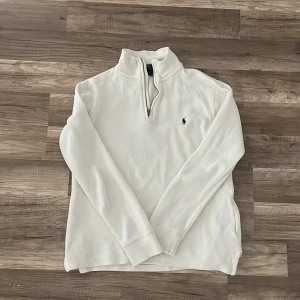 Vit half zip tröja från Polo Ralph Lauren - Vit långärmad tröja från Polo Ralph Lauren med half zip. Passar någon som är 160-165 helt perfekt men funkar kanske till nån som är 170. Säg till om ni har frågor å funderingar🤩🤩