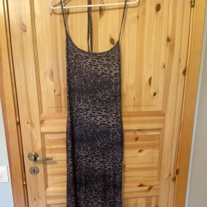 Leopard klänning/lång kjol. Storlek M (kan tänka mig sänka pris) - En leopard klänning från SHEIN, andvänd 3 gånger men i bra skick, klänningen är lite öppen i ryggen och knyts vid nacken. Det finns inga synliga fläckar eller skador enligt mig , klänningen kan också vikas och användas som lång kjol. Köpte för 100kr på SHEIN. 