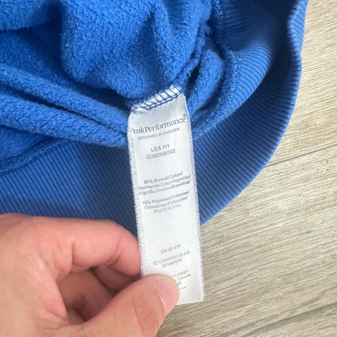 Blå hoodie från Peak Performance - 4