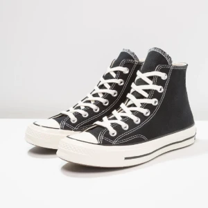 Converse - Säljer mina converse i ett använt skick men ändå funktionellt skick. Ser använda ut och därför priset. Nypris : ca 950kr 🩷