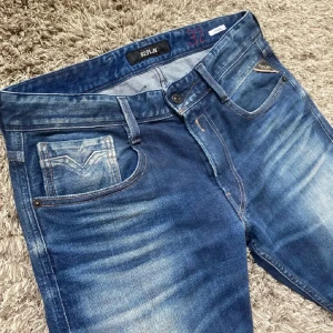 Blå Replay jeans herr, storlek 32 - Säljer dessa rikigt feta Replay anbass jeansen!⭐️Storlek : W32/L31, dem e uppsydda från L 32 - L31!🤝Skick : 9/10! Hör gärna av er om ni har funderingar!👍