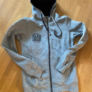 Polaris huvtröja - Grå polaris hoodie strl 36