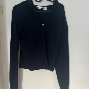 Mörkblått mjukis sätt från Gina  - Mörkblå zip up hoodie från Gina Tricot i storlek 158/164. Tröjan har dragkedja framtill, huva med snörning och långa ärmar. Med ett par matchande utsvängda byxor 💕600 för båda 300 styck 