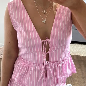 Peplumtopp - säljer denna drömmiga peplumtopp från Zara då den är för stor vid axlarna🩷🩷ny med prislapp, nypris 329kr och den är slutsåld🌸