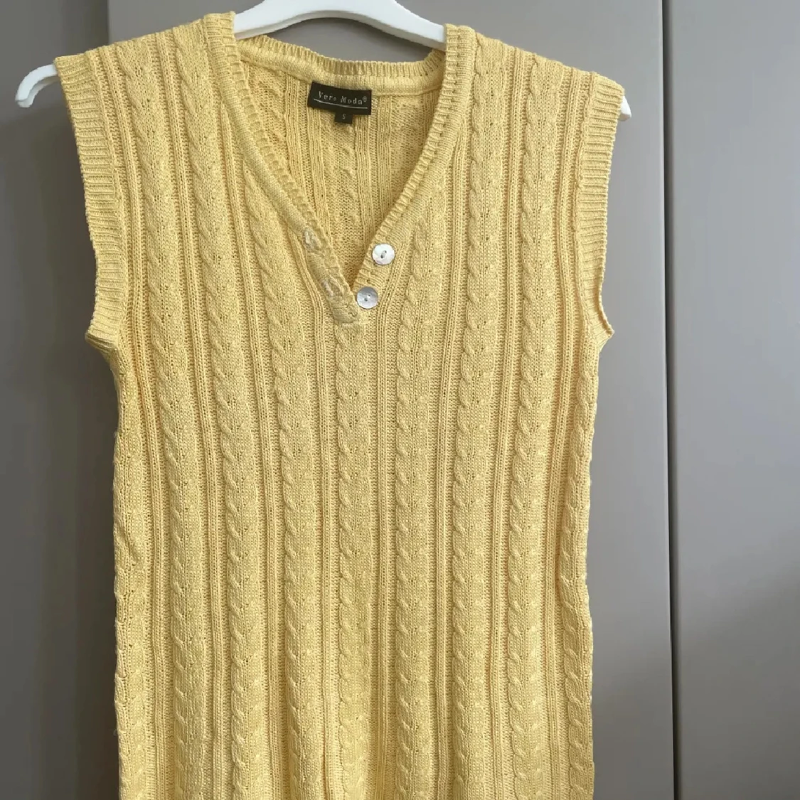 Gul stickad topp från Vero Moda