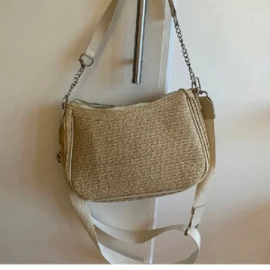  axelväska - Supersöt väska som endast är använd vid ett tillfälle. En liten fläck inuti men annars felfri. Kostade ord 199kr