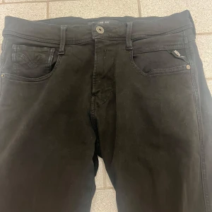 Svarta Replay anbass jeans  - Sparsamt använda och oroligt stiliga svarta Replay anbass jeans i storlek W29/L32. Tveka inte på att skriva vid minsta lilla fundering. Pris kan diskuteras :)