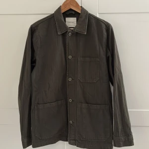 Mörkgrön a day’s march overshirt  - Säljer en stilren a day’s march overshirt i färgen grön. Storleken på tröjan är S. Skicket på tröjan är nästan helt ny och den har använts 3 gånger. Nypris på overshirten är 1500 kr. Vid några funderingar eller frågor så är det bara att höra av sig! 
