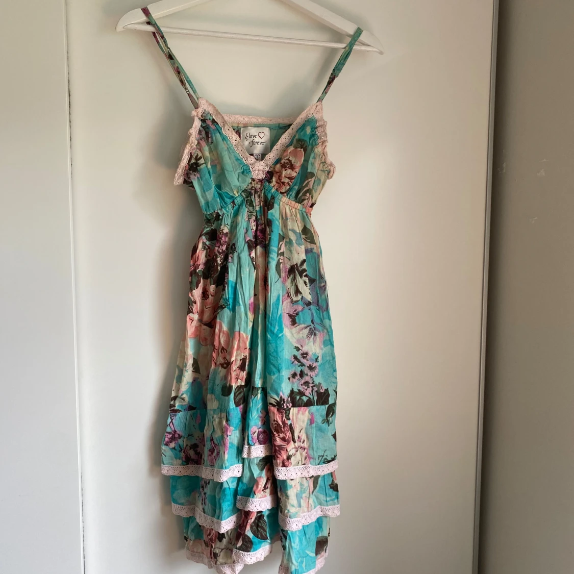 Blommig miniklänning 