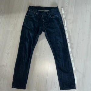 Nudie Jeans - Tja säljer nu ett par Nudie jeans i storlek W29 men bredden motsvarar W27. Pris är ej hugget i sten hör av er i dm vid funderingar 🙌