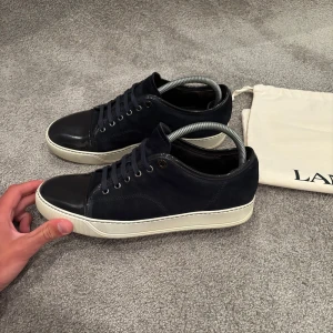 Lanvin Captoe  - Hej! Säljer nu dessa väldigt populära och eftertraktade lanvin skorna! Storlek UK 8 vilket motsvarar 42-43 i EU storlek!  Skick 9,5/10! OG tillkommer vid köp= dustbag Ny pris= 5000 kr Säljs för= 2699 kr