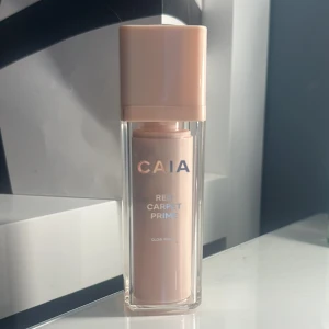 CAIA Red Carpet Primer - Säljer min CAIA Red Carpet Primer som jag fick av en kompis. Denna Fungerar både som primer och bronzing drops. 