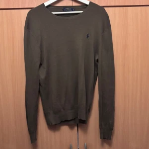 Mörkgrön  slim fit tröja från Polo Ralph Lauren - Snygg mörkgrön långärmad tröja från Polo Ralph Lauren i slim fit-modell i ett fint skick. Säljer den pågrund av att ja knappt använder den. Självklart äkta.