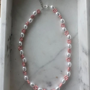 Halsband - Handgjort halsband, kan göras i andra färger också🙌🏼🩷🌸