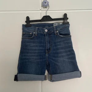 Jeansshorts  - Säljer dessa jeansshorts från Crocker och de är i storlek XS. Sista bilden är hur de ser ut när man inte viker upp eller något men det kan man göra om man vill! Skriv om du har frågor!☀️
