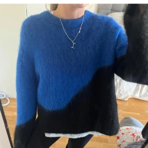 Blå och svart mohairtröja & Other Stories - Supermjuk och fluffig blå och svart tröja från & Other Stories. Oversized fit med lång ärm och rund hals. Tillverkad i mohairblandning som ger en lyxig känsla och cool look. 