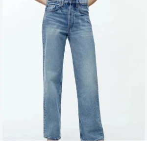 Blå raka jeans från ARKET - Snygga blå jeans från Arket i rak modell.                       ”Straight non streth jeans” i färgen washed blue  Slutsålda online, i nyskick