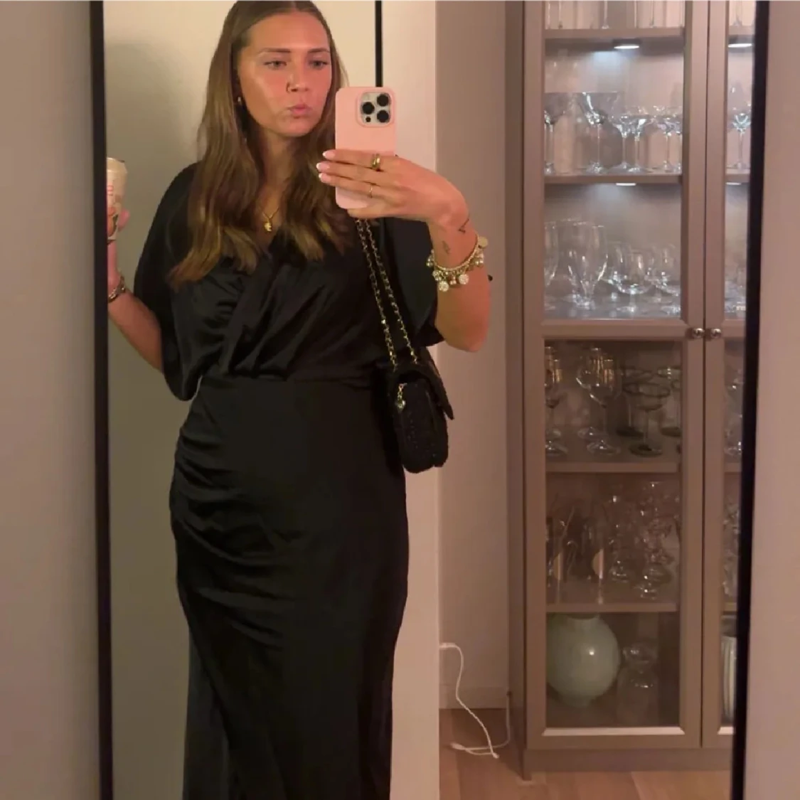 Lång satinkklänning