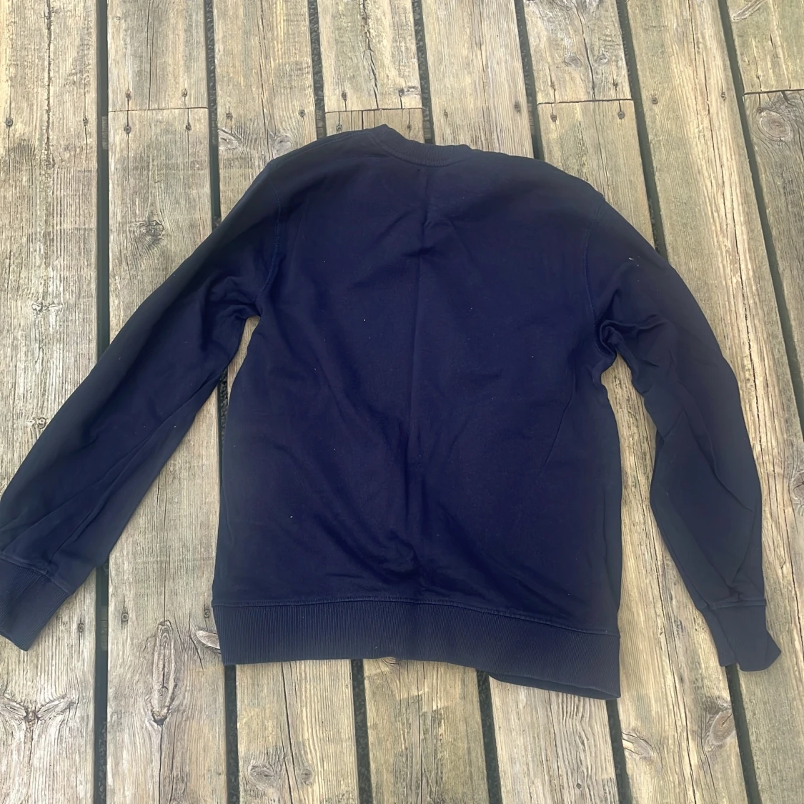 Mörkblå sweatshirt med strassmotiv - 3