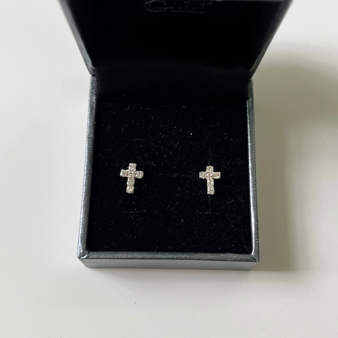 Glittriga korsörhängen i silver - 2