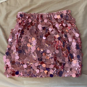 Rosa kjol med paljetter  - Använd en gång under Taylor Swift konserten, skönt material och stretchig, från Shein