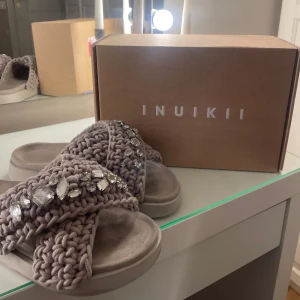 Beigea Inuikii tofflor - Superfina beigea sandaler från Inuikii som jag köpte i våras och dem är knappt använda då dem är lite stora för mig