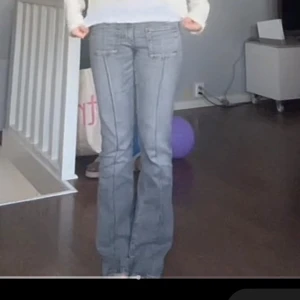 Grå bootcut jeans med fickor fram - Säljer ett par grå jeans med bootcut passform och markerade sömmar längs benen. Byxorna är från Gina Tricot barn och i storlek 164 💕