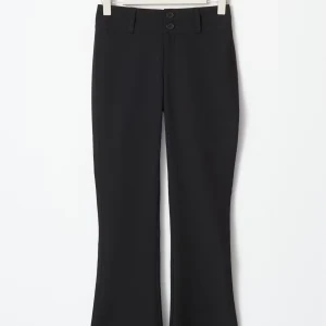 Svarta bootcut kostymbyxor - Snygga svarta kostymbyxor med bootcut-snitt och två knappar i midjan. Fickor där bak med knappar. Knappt använda, några få gånger bara. Original pris: 499kr