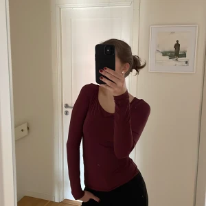 Vinröd långärmad topp från Nelly - Säljer en vinröd långärmad topp från Nelly. Perfekt för höst och vinter med sin djupa färg och bekväma passform. Toppen har en enkel design som gör den lätt att matcha med olika outfits!