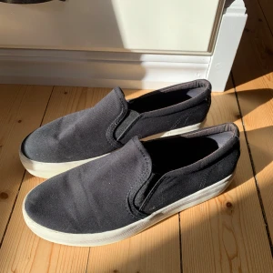Svarta slip-on sneakers från Vagabond - Snygga svarta slip-on sneakers från Vagabond med vit sula. Perfekta till våren och sommaren😍