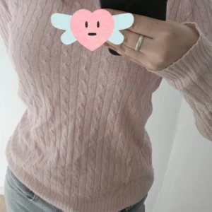 Rosa stickad tröja by Ellos - Säljer en jätte söt rosa mönster stickad tröja, från ellos. Säljer den då den inte riktigt är min stil. Inga defekter. Står 38/40 (M), men skulle säga att den sitter som en S. Färgen är också lite mer rosa än vad som syns på bilderna.