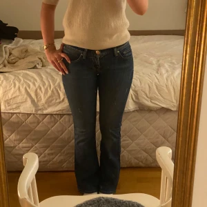 Blå jeans från LTB - Snygga blå jeans från LTB med en klassisk femficksdesign. De har en bootcut-stil och är tillverkade i denim. Storlek 25/30