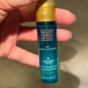 Ny! The Ritual of Karma Hair & Body Mist - Ny! Säljer en fräsch och återfuktande hår- och kroppsmist från Rituals, The Ritual of Karma. Den har en härlig doft av helig lotusblomma och vit te. Flaskan är turkos med en gyllene spraykork och rymmer 20 ml. Perfekt för att ge en uppfriskande känsla under dagen. Kika gärna på mina andra annonser 🌸