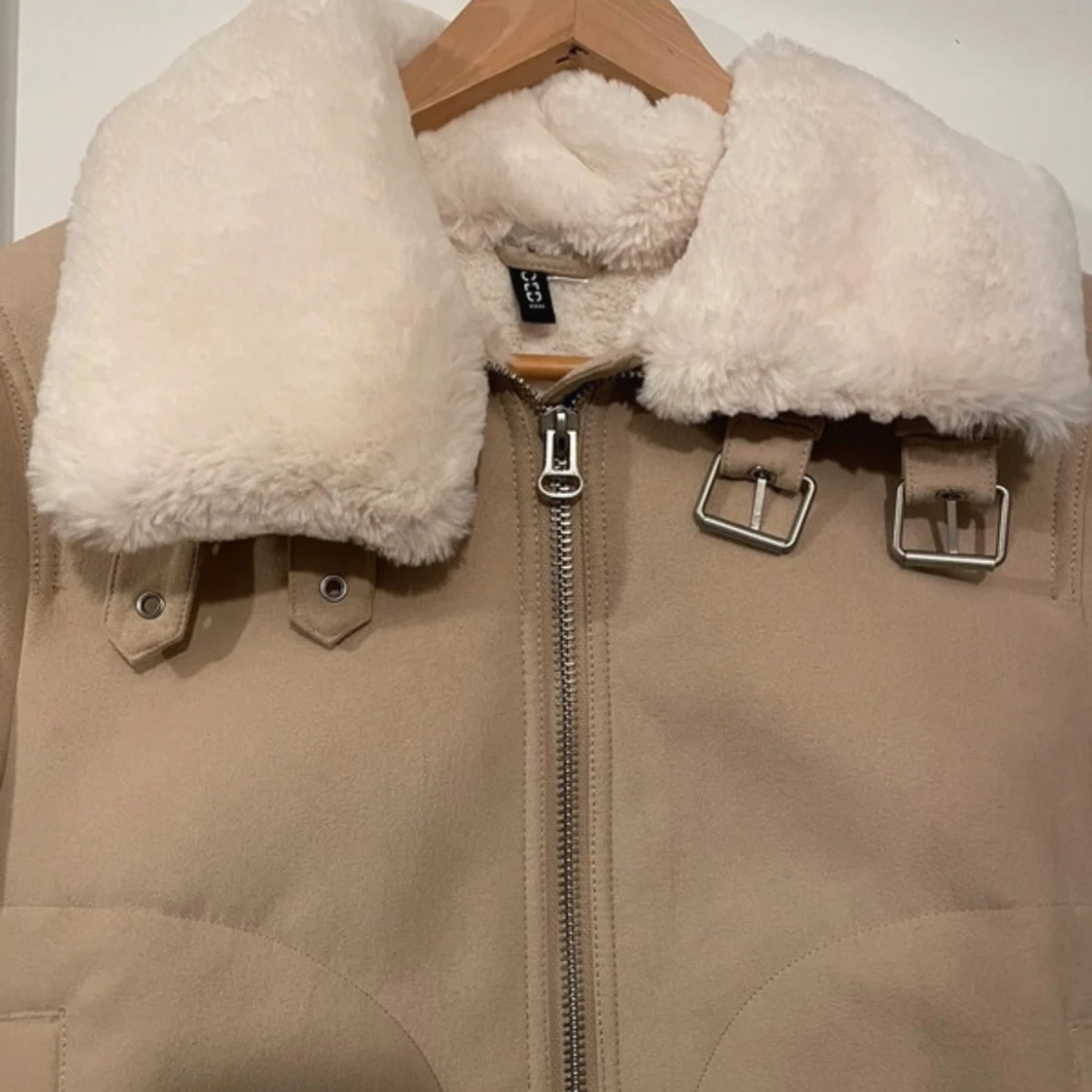Beige jacka med fuskpäls från H&M - 1