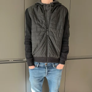 J.Linderberg cardigan - Säljer en J.Lindeberg cardigan i storlek S. Den är i väldigt bra skick bortsett att den är lite nopprig som är lätt att fixa. Skriv vid funderingar✌️