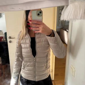 Jacka  - Superfin jacka perfekt nu till våren, osäker på storlek men skulle säga S, sitter bra i längden på mig som är 165💗