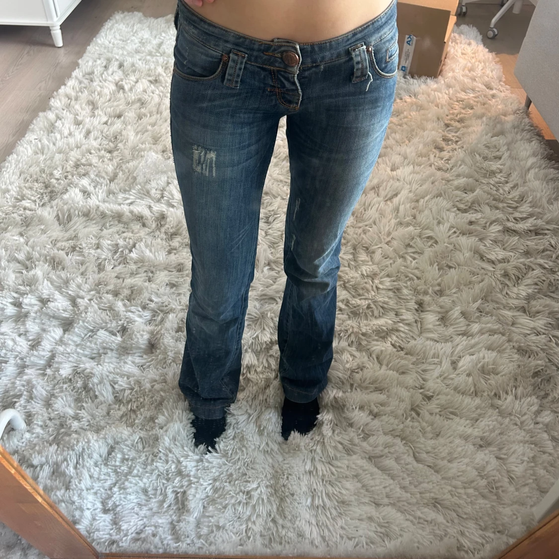 Lågmidjade blåa jeans med slitning 