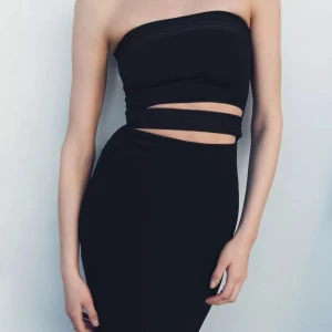 Svart axelbandslös klänning - En jättesnygg klänning från Zara som bara är använd en gång. Pris går att diskutera