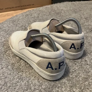 APC slip ons - Tvärsnygga. Står storlek 38 men är absolut större. Passar lätt 40