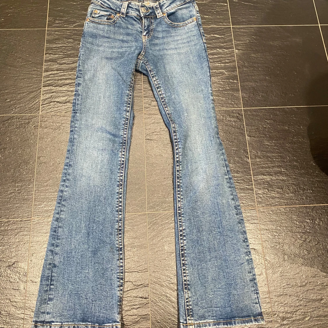 Blå bootcut jeans från Gina