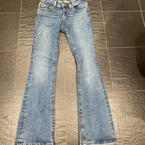 Blå bootcut jeans från Gina - Snygga blå bootcut jeans från Perfect Jeans med klassisk femficksdesign. Endast använda ett fåtal gånger. Säljs på flera sidor.                                       Mått: Midja: 36cm. Innerbenslängd :  79 Gren: 21cm