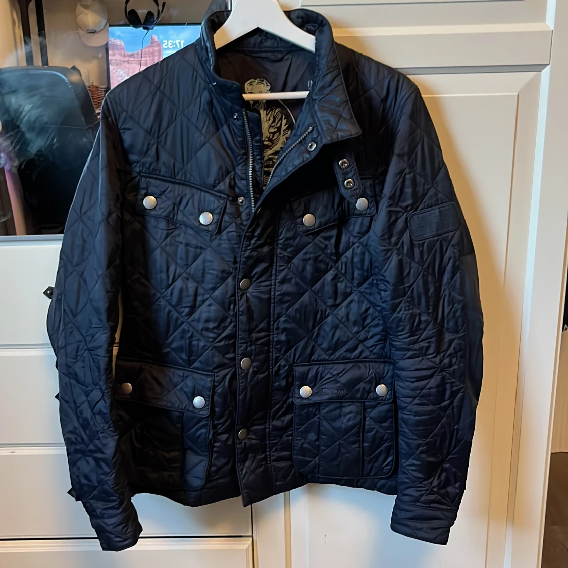 Mörkblå quiltad jacka från Barbour